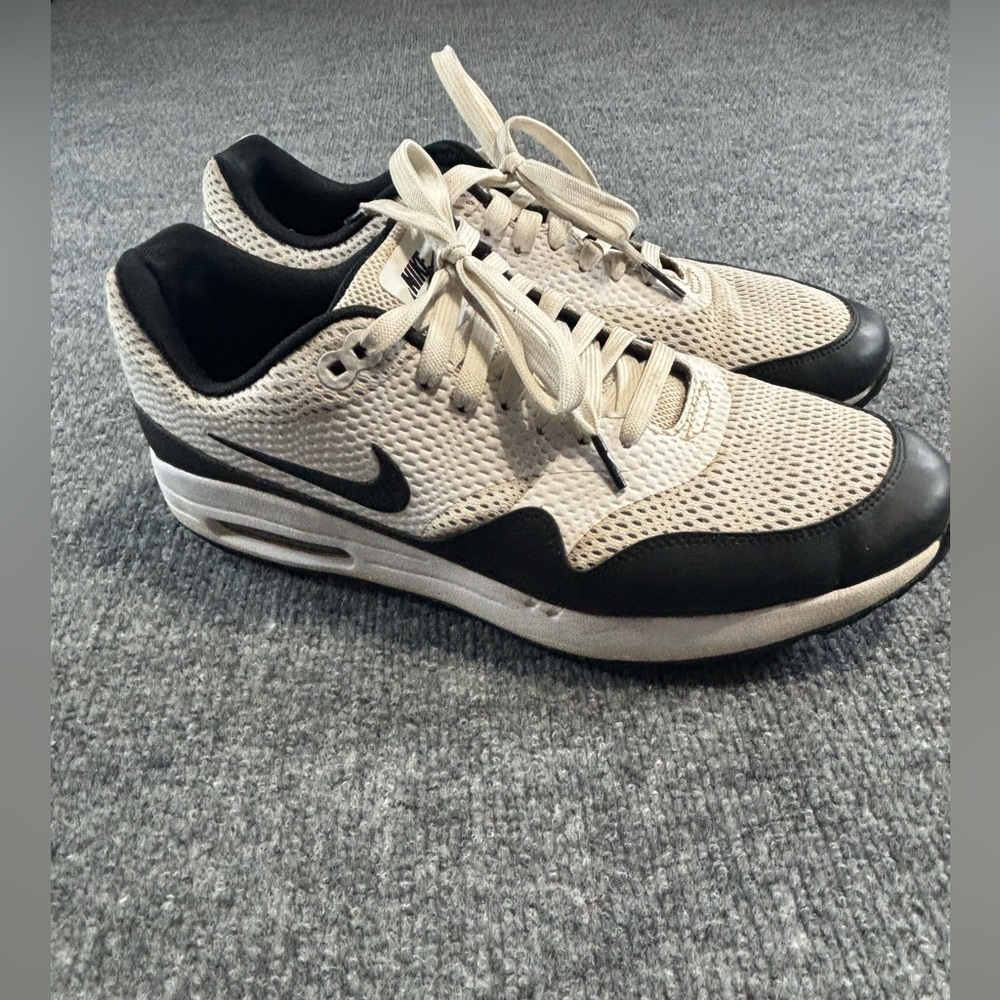 Nike Men's White and Black Mesh Sneakers